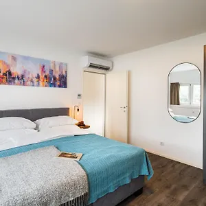 Urban Island I Riverside شقة